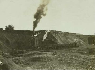 Braunkohleabbau, Tagebau Hirschfelde (Kopalnia Turoszów). Löffelbagger (Eimerkettenbagger) und Grubenbahn