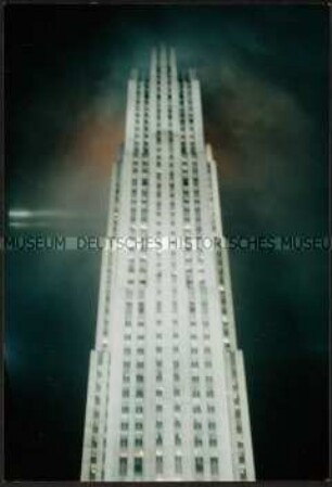 Hochhaus im Nebel (Altersgruppe bis 14)