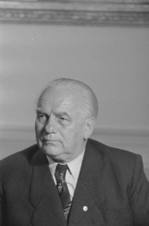 Reportage: Präsident Wilhelm Pieck im Schloss Niederschönhausen : Porträt von Wilhelm Pieck