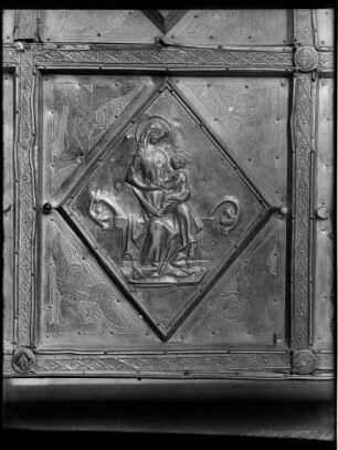 Reichenau Mittelzell Kloster Marienmünster Schatzkammer Reliquienschrein des Heiligen Johannes und Paulus (um 1310) Madonna