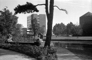 Wilhelmshaven: Parkanlage mit Hochhaus