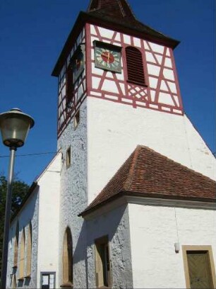 Ansicht von Ostsüdosten mit Kirche über Kirchturm (Neubau 1474 auf Spätromanischem Vorgänger) mit Sakristei um Osten vor Turmchor-Glockenstube in Fachwerk 1829 erneuert