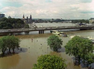 Mittags. Blick aus einem Hochhaus am Terrassenufer gegen Carolabrücke, Hofkirche und Yenidze