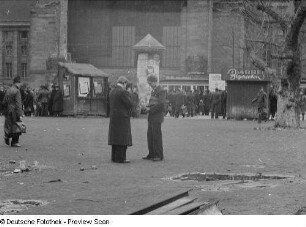 Leipzig. Menschen vor dem Hauptbahnhof