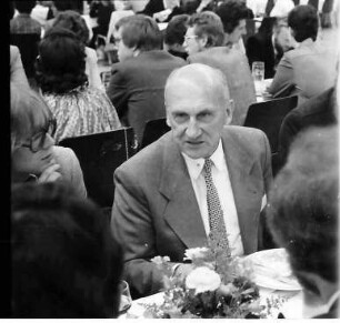 30. Tagung 1980 Chemiker; Eröffnung Festhalle; Sitzreihen: Vladimir Prelog
