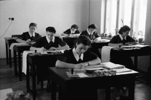 Bukarest: Institut für Ausbildung von Fürsorgeschwestern, Schwestern beim Unterricht, Zivil