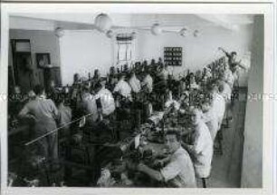Diamantenschneider an Werktischen, Johannesburg, Südafrika