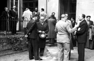 Bonn: Gruppen im Hof mit Prinz Nicolae