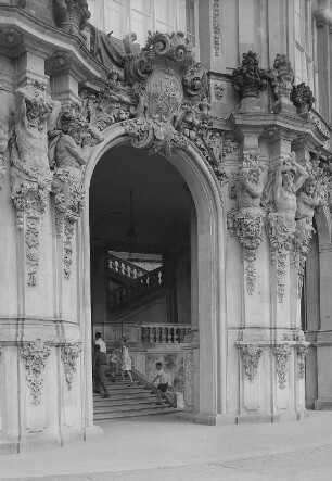 Dresden. Zwinger, Wallpavillon, Treppenanlage zum Wall