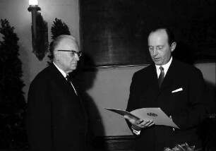 Freiburg: Kaufhaussaal; Großes Bundesverdienstkreuz für Colmars Oberbürgermeister Joseph Rey; Ministerpräsident Dr. Hans Filbinger überreicht Großes Bundesverdienstkreuz und beglückwünscht Oberbürgermeister Joseph Rey
