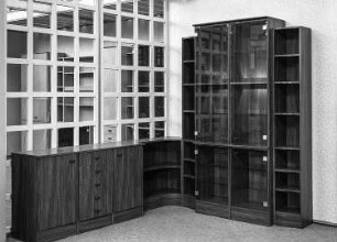 Anbauwand : Leipzig. Leipziger Herbstmesse (Vormesse), 1986. Anbauwand. Holz, folienbeschichtet in Nußbaumholzoptik (1986; VEB Möbelkombinat Berlin (MKB))
