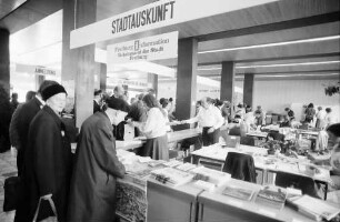 Freiburg: Informationsstand und Garderobe der Stadt