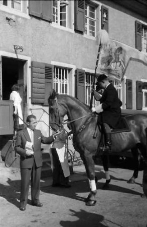 Freiburg; St. Georgen: St. Georgsritt; zwei Pferde mit Reiter und Georgsfahne