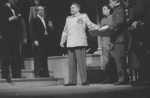 Szenenbilder aus dem Drama "Der große Verrat" von Ernst Fischer (in der 2. Besetzung) am Deutschen Theater Berlin : Szene mit Willy A. Kleinau als Pablo Malabranca (Mitte)