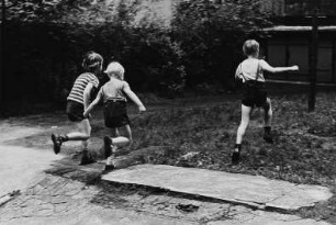 Spielende Kinder in einem Hinterhof