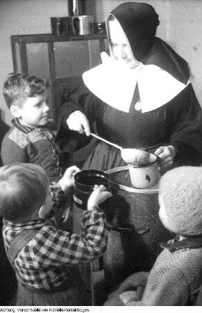 Internationales Rotes Kreuz. Kinderspeisung durchgeführt von Ordensschwestern, 1949
