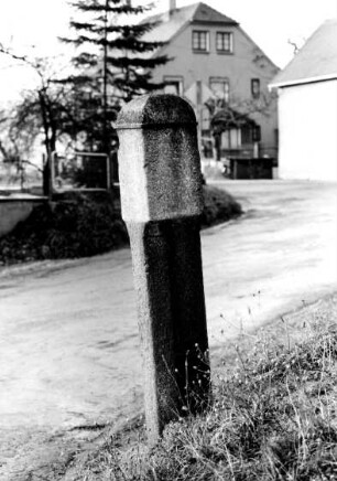Wegestein : Hochkirch-Rodewitz (Kreis Bautzen), Ortsmitte. Wegestein, Granit, 19. Jahrhundert