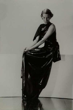 Schwarzes Abendkleid aus Taft-Ciré