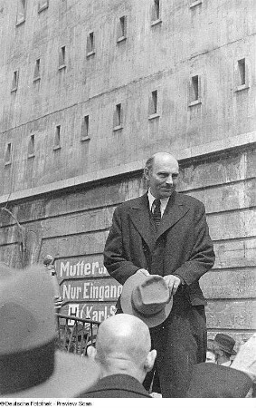 Ehrung für Max Reinhardt im Deutschen Theater Berlin und anschließende Straßenbenennung (Umbenennung der Karlstraße) : Gäste während des Festaktes zur Straßenbenennung