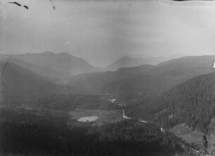 Talblick : Blick vom Berg Krepelschrofen in ein bewaldetes Tal mit See