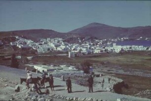 Reisefotos Griechenland. Rhodos. Straßenszene unweit eines Ortes (vielleicht Lindos). Im Hintergrund vielleicht der Berg Ataviros