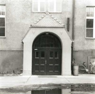 Cottbus, Sielower Straße 37. Sorbische Oberschule (ehemalige Lehrerbildungsanstalt; 1910, Erweiterung 1929), Hofportal
