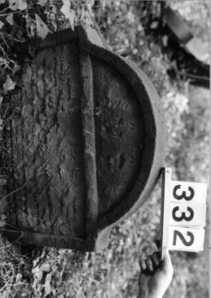 Grabstein 332 (Index: 99803516) Material: Sandstein Zustand: nur einzelne Buchstaben lesbar Maße HxBxT: 53x60x7 cm Beschreibung: Stele mit Karniesbogen, profilierter Rand, Giebelfeld: Grabstein 332