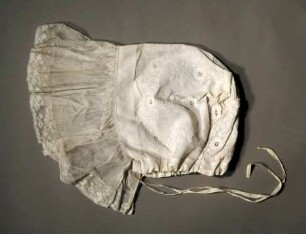 Frauentrachtenhaube mit sehr breitem Tüllrüschenrand