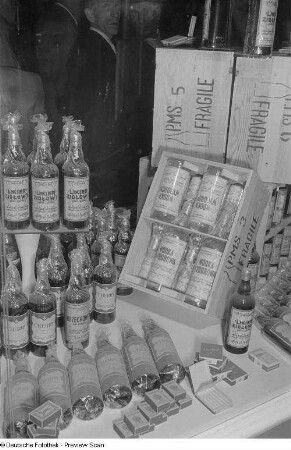 Diverse polnische Genussmittel wie Spirituosen und Tabakwaren in einer Glasvitrine, Herbstmesse 1953