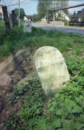 Fischbek: Kreisstraße 57 / Bargteheider Straße: Grenzstein [Nr. 118] zwischen den Gemarkungen Mönkenbrook und Fischbek