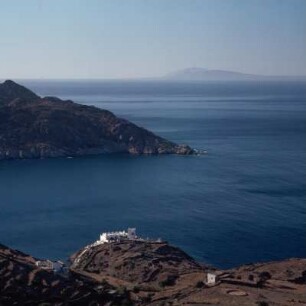 Ios. Morgenblick nach Süden auf Thera-Santorini am Horizont