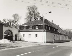 Nebengebäude und Hoftor der älteren Schlossanlage