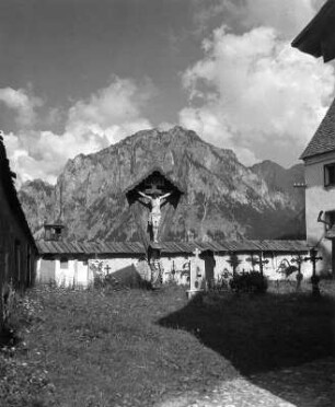 Steiermark. Kruzifix auf einem Kirchhof