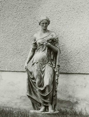 Weibliche Gewandfigur, einen Kranz haltend