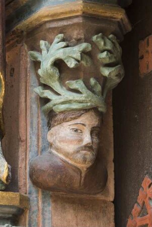 Westportal — Männliche Büste mit ornamentalem Kopfschmuck