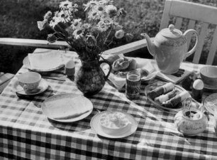 Bienenbüttel. Der liebevoll gedeckte Frühstückstisch im Garten