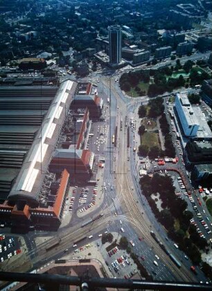 Platz der Republik (Willy-Brandt-Platz) vor dem Hauptbahnhof von Leipzig : Blickrichtung Osten