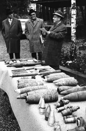 Breisach: Rheinwald bei Breisach; Kampfmittelbeseitigung, auf Tisch zusammengetragene Munition mit Regierungspräsident Dichtel