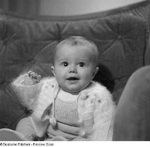 Porträt Baby mit Rassel