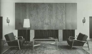 Dresden-Strehlen, Strehlener Platz. Hotel "Astoria" (Wiederaufbau 1946-1950; E. Leibold, H. Hartl). Sitzgruppen (Deutsche Werkstätten Hellerau) in der Empfangshalle mit Holzrelief von R. Langner
