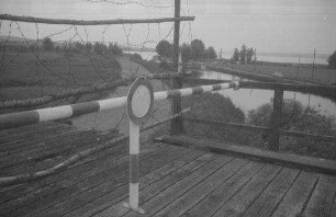 Fährhaus Rothenhusen: Sperre auf der Brücke, seitlich, Westzone