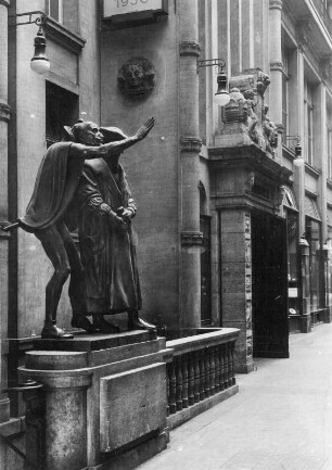 Leipzig, Faust und Mephisto : Leipzig, Auerbachs Keller. Skulpturengruppe Faust und Mephisto (Szene "Mephisto verzaubert die Studenten"). 1913 von Mathieu Molitor
