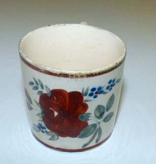 Tasse mit Blumendekor
