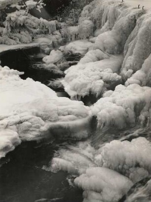 Schnee- und Eisbildungen an einem Bachlauf, vermutlich Talsperre Malter