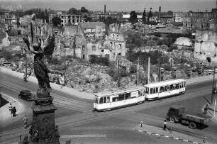 Freiburg i. Br.: Siegesdenkmal mit Straßenbahn