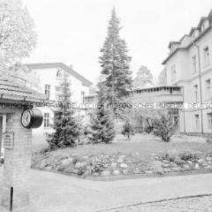 Außenbereich der Orthopädischen Klinik Birkenwerder mit angeschlossener Oberschule für Körperbehinderte