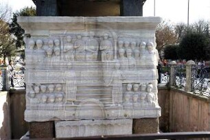 Sogenannter Theodosius-Obelisk — Sockel des Theodosius-Obelisken — SW-Seite: Kaiser Theodosius sieht den Zirkusspielen zu