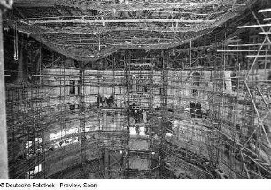 Opernhaus. Baugerüstkonstruktion unter dem Plafond im Zuschauerraum