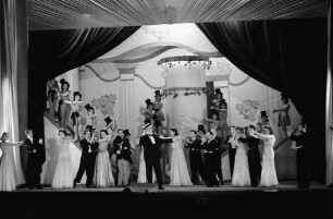 Bukarest: UfA-Truppe, Savoy Theater, Ensemble mit Soldaten
