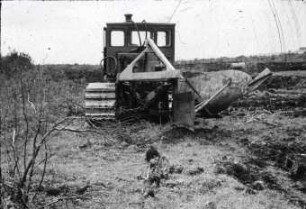 Traktor S-80 mit Moorpflug